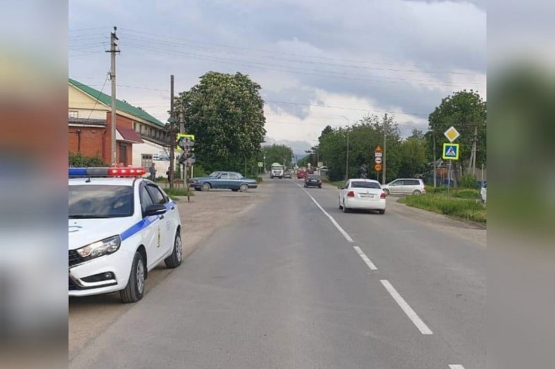 В Краснодарском крае водитель на KIA сбил 11-летнюю девочку на пешеходном переходе. Она госпитализирована