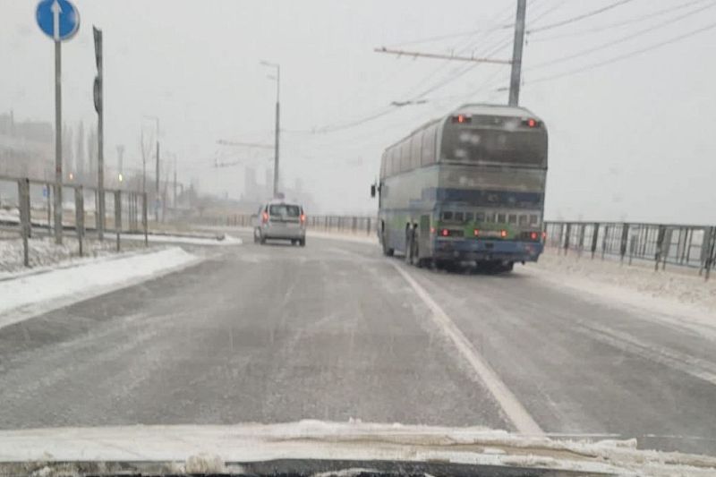 Вторые сутки ограничено движение грузовиков на трассе между Новороссийском и Геленджиком 