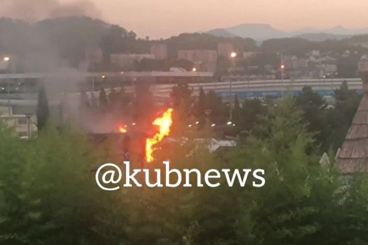 На Континетальном проспекте в Сочи сгорел торговый ларек