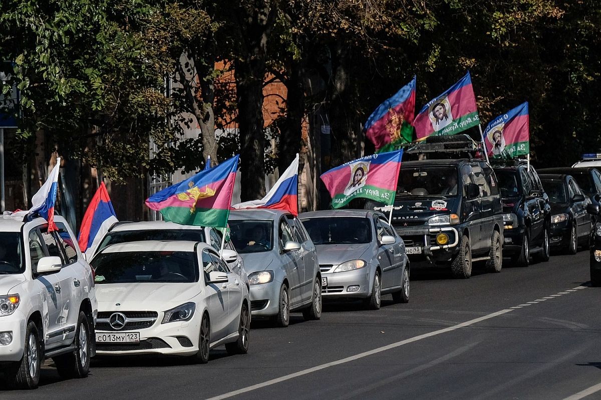 Возле каждого поклонного креста был отслужен молебен.