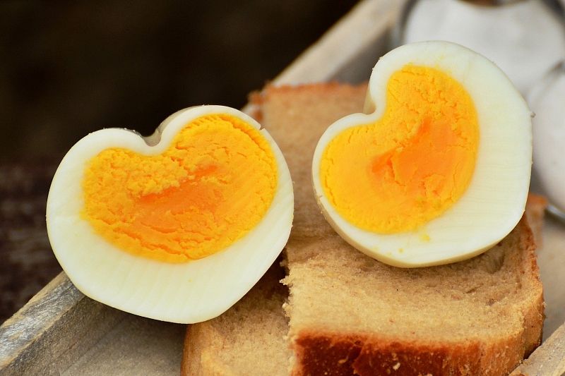Зачем яйца хранить острым концом вниз и сколько их можно съесть?