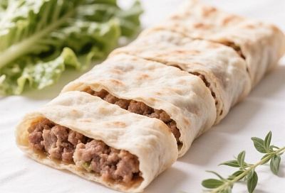 По вкусу – настоящие  чебуреки: беру фарш, вливаю в него томатный сок и сворачиваю в рулет