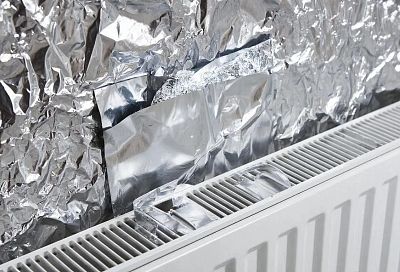 Беру пищевую фольгу и картон — делаю экран для батареи за 15 минут, и стены не «тянут» деньги