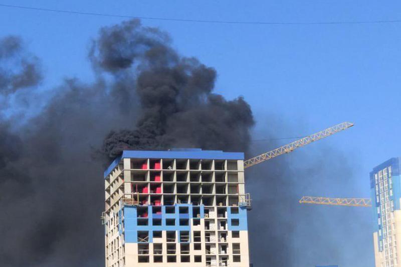 Стала известна причина пожара в недостроенном многоэтажном доме в Краснодаре (видео)