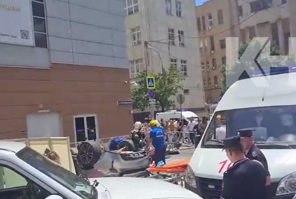 Двое взрослых и ребенок погибли в рухнувшей с парковки ТРЦ в Краснодаре иномарке