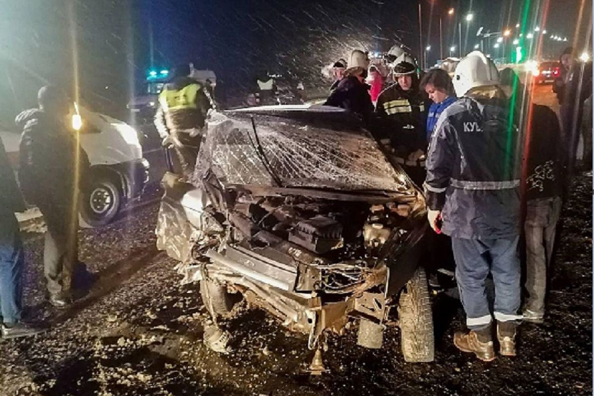 Спасатели помогли двум попавшим в ДТП людям 