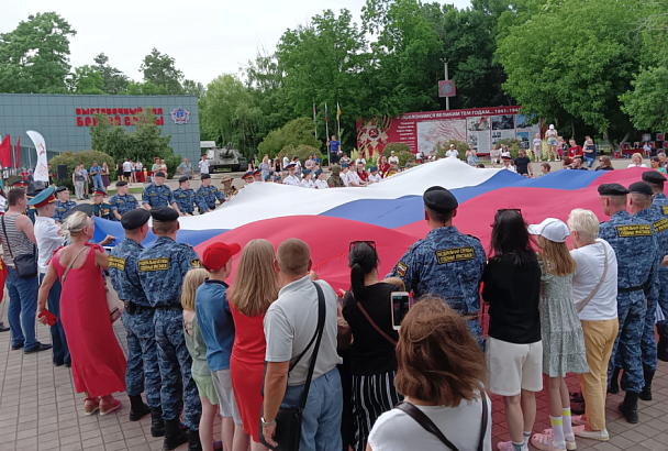 В 400 рук: общественники Краснодара развернули флаг России площадью 118 кв. метров