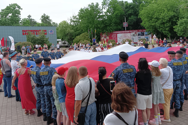 В 400 рук: общественники Краснодара развернули флаг России площадью 118 кв. метров