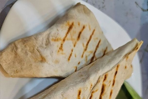 «Завернуть всё в лаваш – и обжарить»: вас покорит этот простой лайфхак с овощным рагу (рецепт внутри)