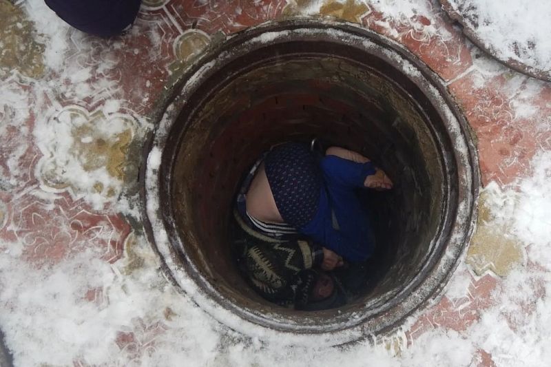 В Приморско-Ахтарске спасатели достали мужчину, упавшего головой вниз в колодец