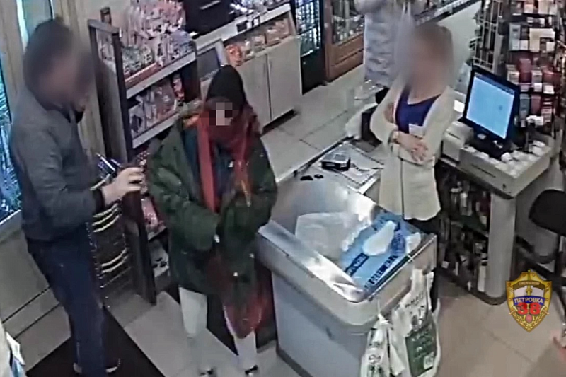 Попавшаяся на краже водки и дезодоранта жительница Кубани угрожала ножом охраннику магазина в центре Москвы