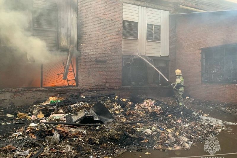 В Краснодаре тушат крупный пожар на складе с полиэтиленом