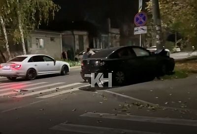 Девушка на «Мазде» врезалась в столб после столкновения с ВАЗом в центре Краснодара
