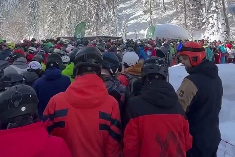 На горнолыжных курортах Сочи образовались рекордные очереди на подъемники