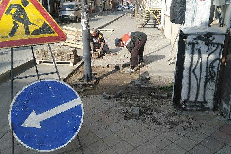 Снимают плитку: на улице Чапаева в Краснодаре начался ремонт