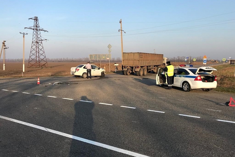 В Краснодарском крае в ДТП с КамАЗом пострадал водитель легковушки