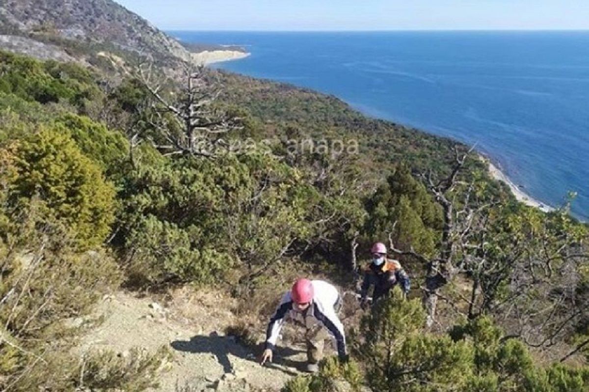 В Анапе спасатели помогли туристу спуститься с крутой горы 