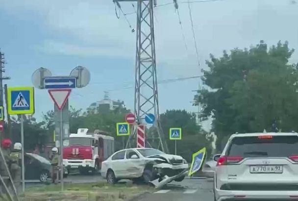 В Краснодаре после ДТП полиция забрала Volkswagen у водителя без прав 