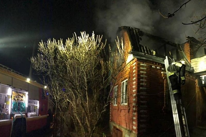 Пожарные потушили крышу горящего дома