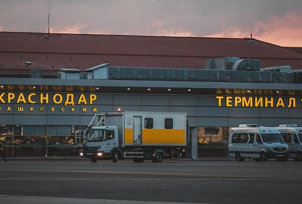 Пьяного любителя литературы сняли с рейса в аэропорту Краснодара