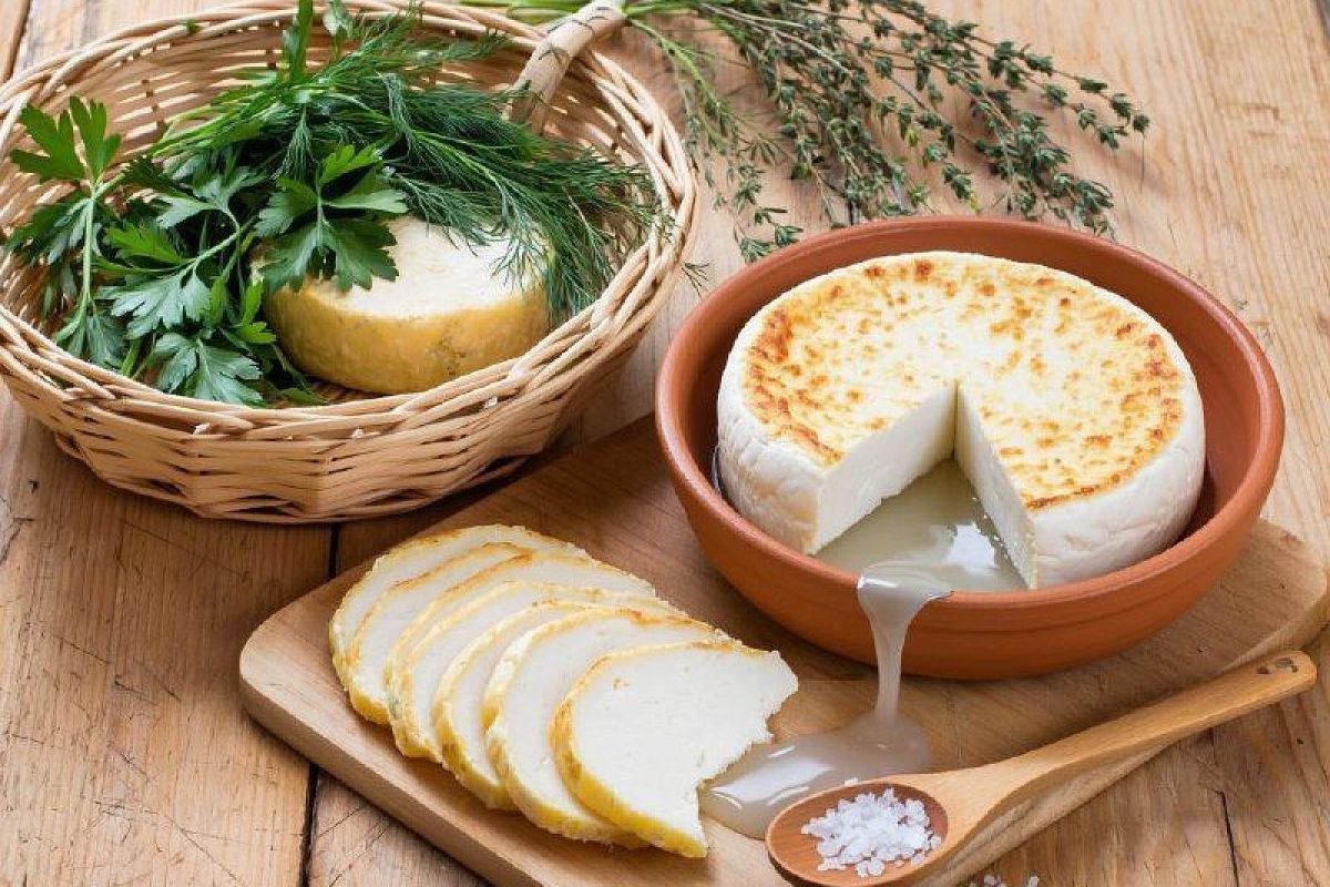 Смешиваю литр молока с литром кефира и через 30 минут подаю родным домашний сыр 