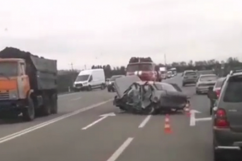 На трассе под Краснодаром участниками ДТП стали четыре автомобиля. Есть пострадавшие (видео)