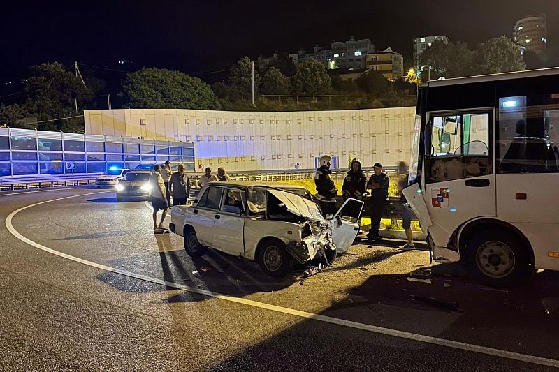 Шесть человек пострадали в ДТП с рейсовым автобусом в Сочи