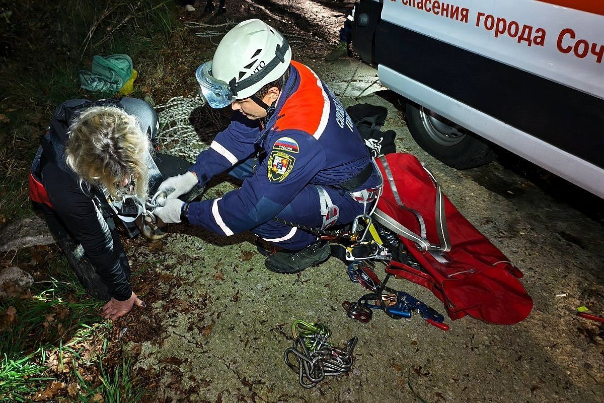 Спасатели эвакуировали супружескую пару, упавшую с крутого оврага в Сочи