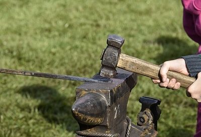 Призыв Маска к ликвидации ЕС, заявление Кадырова после атаки БПЛА на Грозный и сокращение списка «неженских» профессий: что произошло к утру 7 декабря