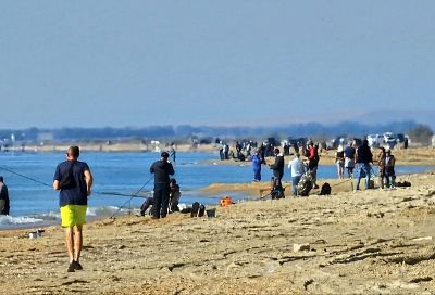 На пляжах Анапы снова аншлаг: сотни рыбаков вышли на берег моря удочками