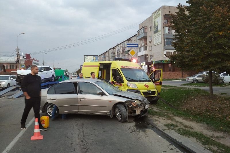 В Краснодарском крае в ДТП с двумя легковушками и машиной скорой помощи пострадали пять человек 