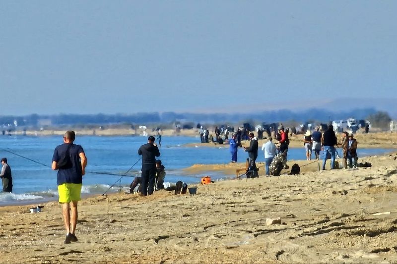 На пляжах Анапы снова аншлаг: сотни рыбаков вышли на берег моря удочками