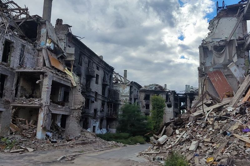 Некоторые из кварталов Мариуполя напоминают документальную хронику о разрушениях после Сталинградской битвы.