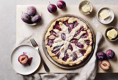 Выкладываю сливы на дно сковороды, заливаю простым тестом — пирог выходит пышным и полным сока!