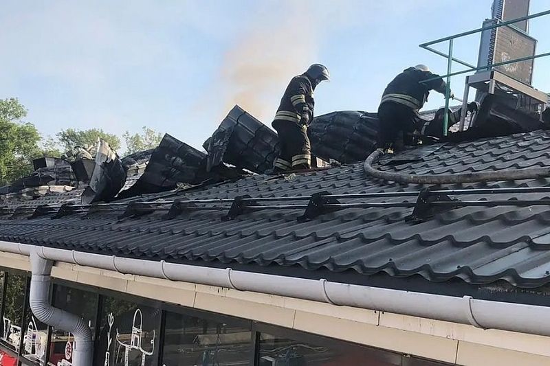 В Майкопе загорелось кафе в торговом центре