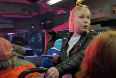 «Рот свой закрой … и молчи»: в Сочи неадекватная пассажирка автобуса устроила скандал из-за ребенка с бананом в руках