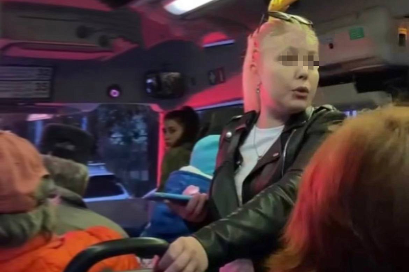 «Рот свой закрой … и молчи»: в Сочи неадекватная пассажирка автобуса устроила скандал из-за ребенка с бананом в руках