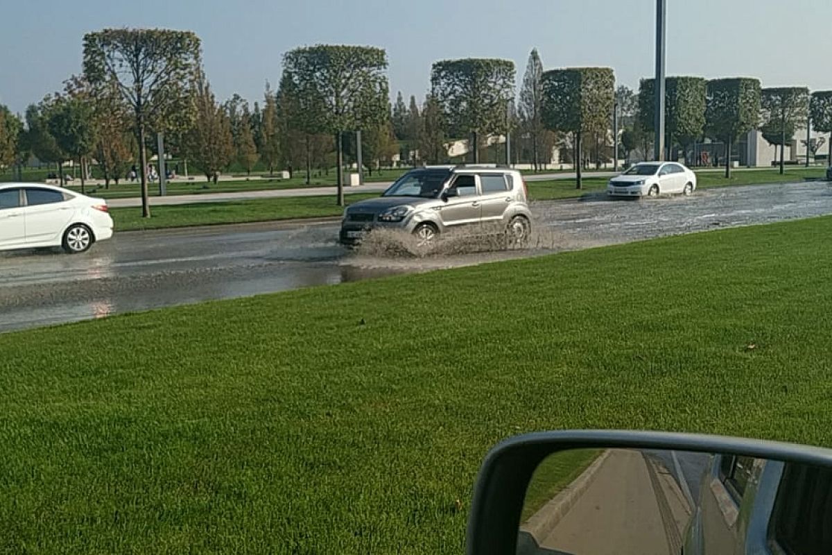 В Краснодаре у парка Галицкого прорвало канализацию