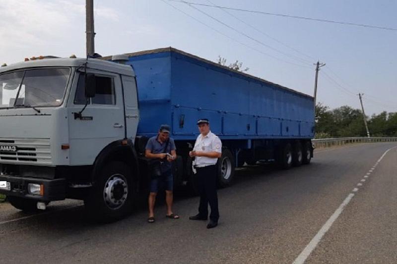 В Краснодарском крае автоинспекторы проверяют грузовики