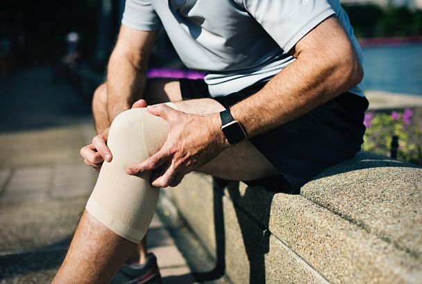 Ортопед рассказал, почему хрустят колени и какими могут быть последствия
