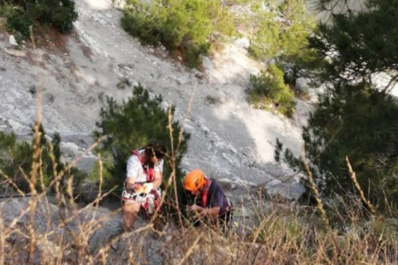 Новороссийские спасатели помогли девочке, застрявшей на скальном участке горы Колдун