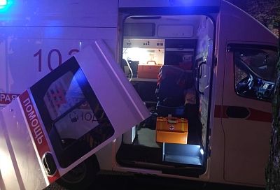 В Краснодаре пьяный мужчина вырвал дверь в машине скорой помощи и довел водителя до инфаркта