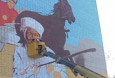 Кадр из фильма «Кубанские казаки» воссоздают на стене кинотеатра в Курганинске