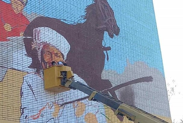 Кадр из фильма «Кубанские казаки» воссоздают на стене кинотеатра в Курганинске