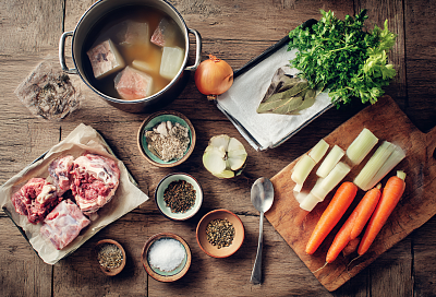 Холодец по-новому: сначала запекаю мясо и овощи, и бульон выходит чистым
