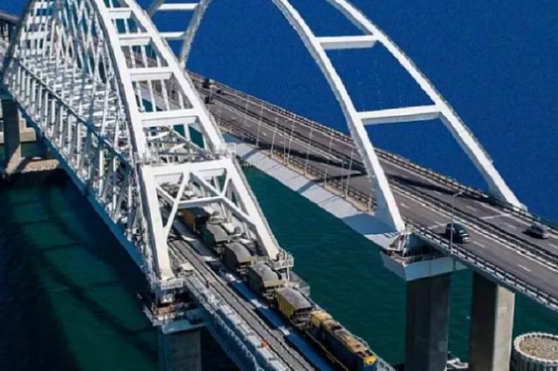 Возобновилось движение автомобилей по Крымскому мосту