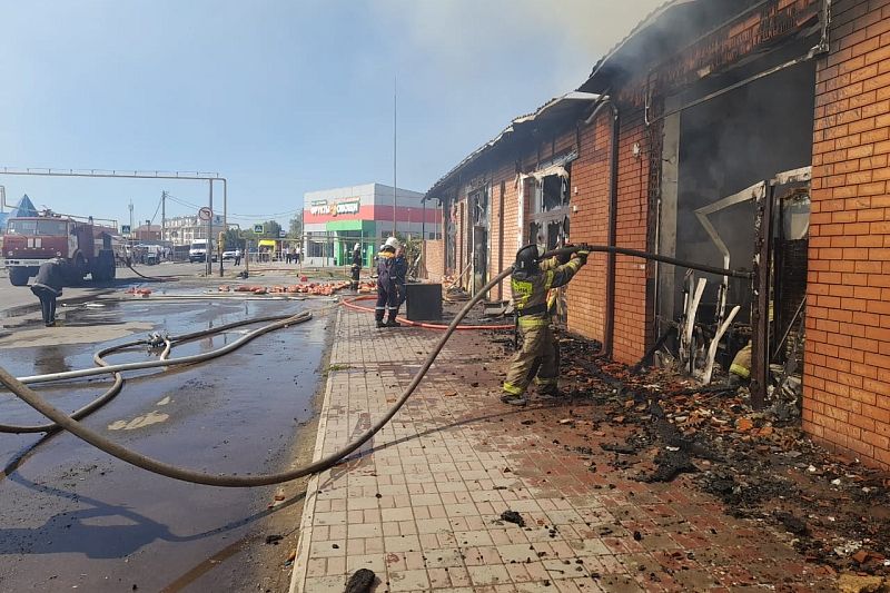 В Ейске потушили крупный пожар в торговом объекте на площади 800 кв. м