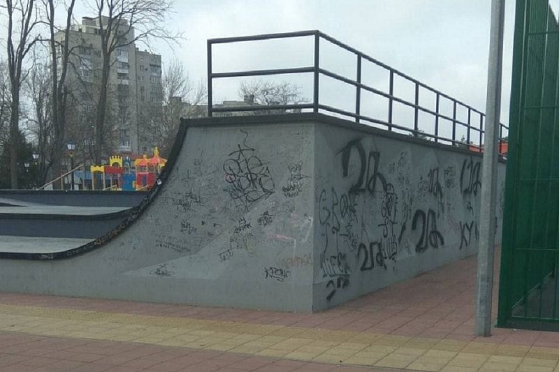 Глава Краснодара поручил усилить работу ЕДДС после фактов вандализма в Вишняковском сквере 
