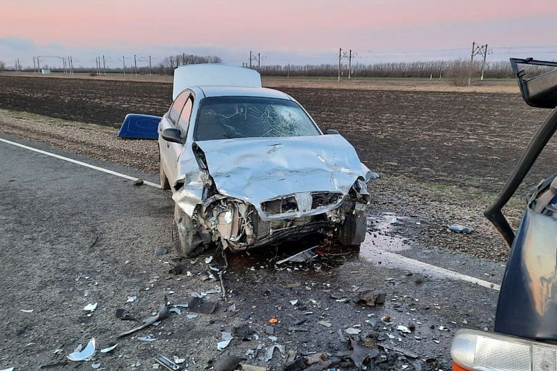 Три человека пострадали в жестком лобовом ДТП в Краснодарском крае