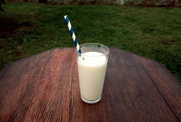 Давайте по-честному: полезно ли в жару пить много молока